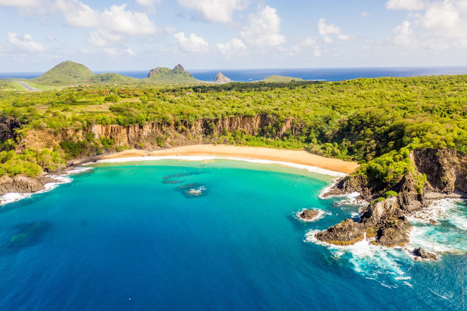 Pláž Baia do Sancho v Brazílii Pláž Baia do Sancho v Brazílii